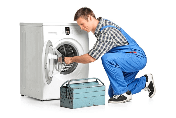 Мастер выполняет ремонт стиральной машинки
